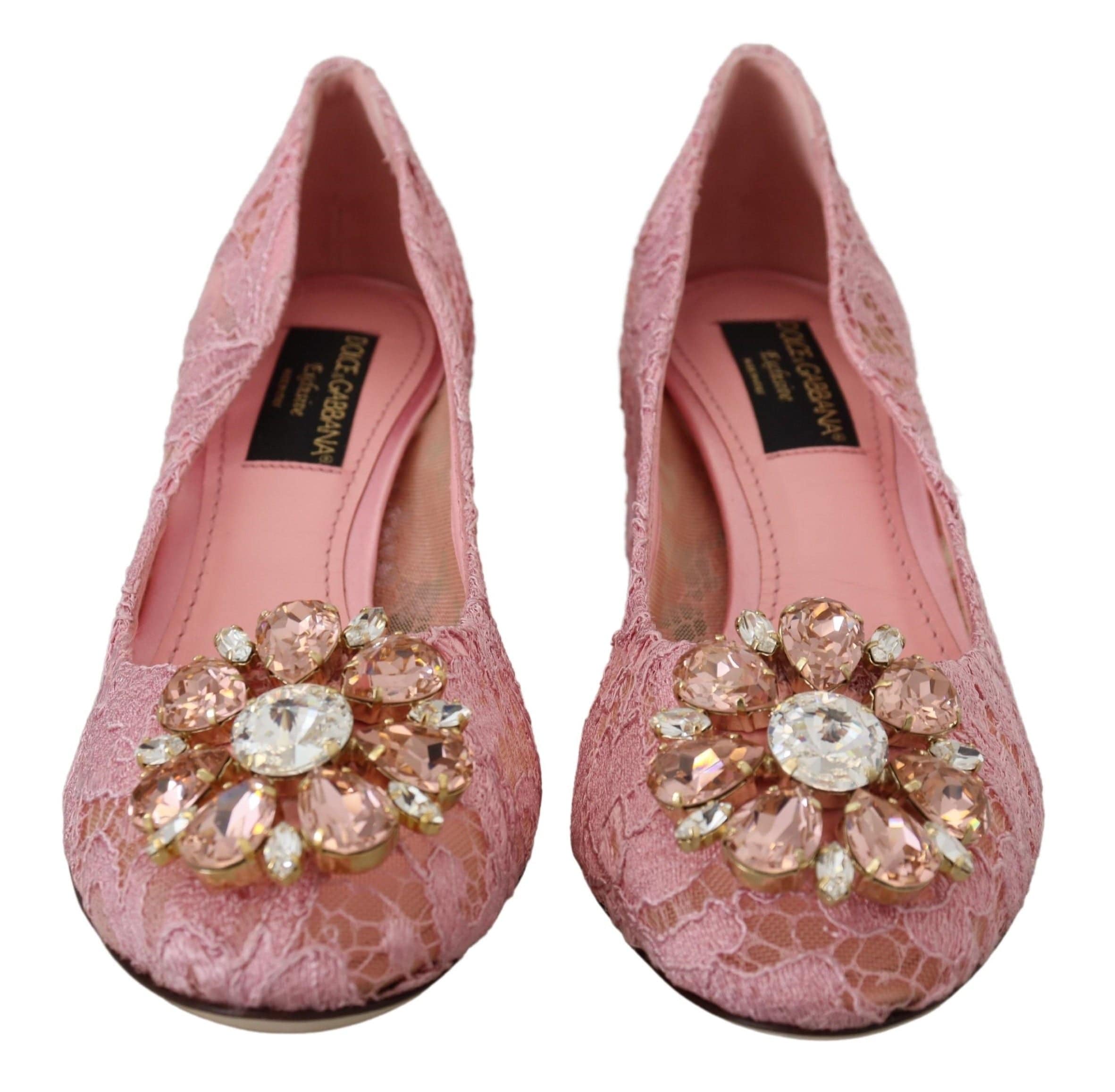Escarpins Dolce & Gabbana Taormina en dentelle rose avec cristaux, chaussures pastel élégantes, vue en gros plan.