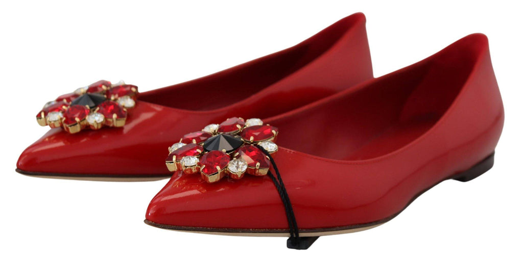 Chaussures ballerines en cuir rouge Dolce & Gabbana avec cristaux, loafers plats élégants et sophistiqués.