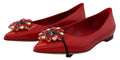 Chaussures ballerines en cuir rouge Dolce & Gabbana avec cristaux, loafers plats élégants et sophistiqués.
