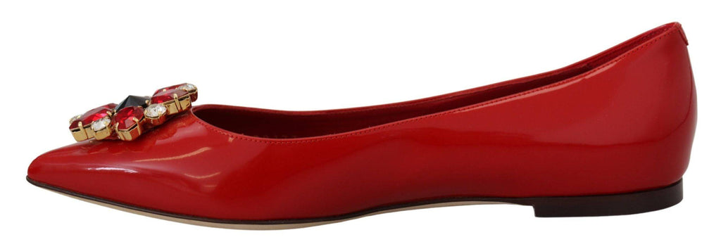 Chaussures ballerines en cuir rouge Dolce & Gabbana avec cristaux, chaussures plates élégantes et sophistiquées.