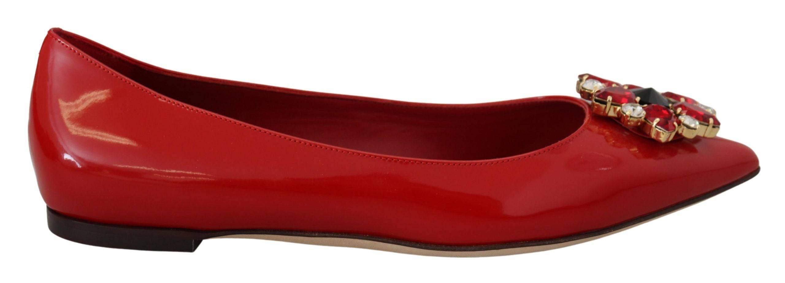 Chaussures plates Dolce & Gabbana en cuir rouge avec cristaux, loafers élégants et sophistiqués.