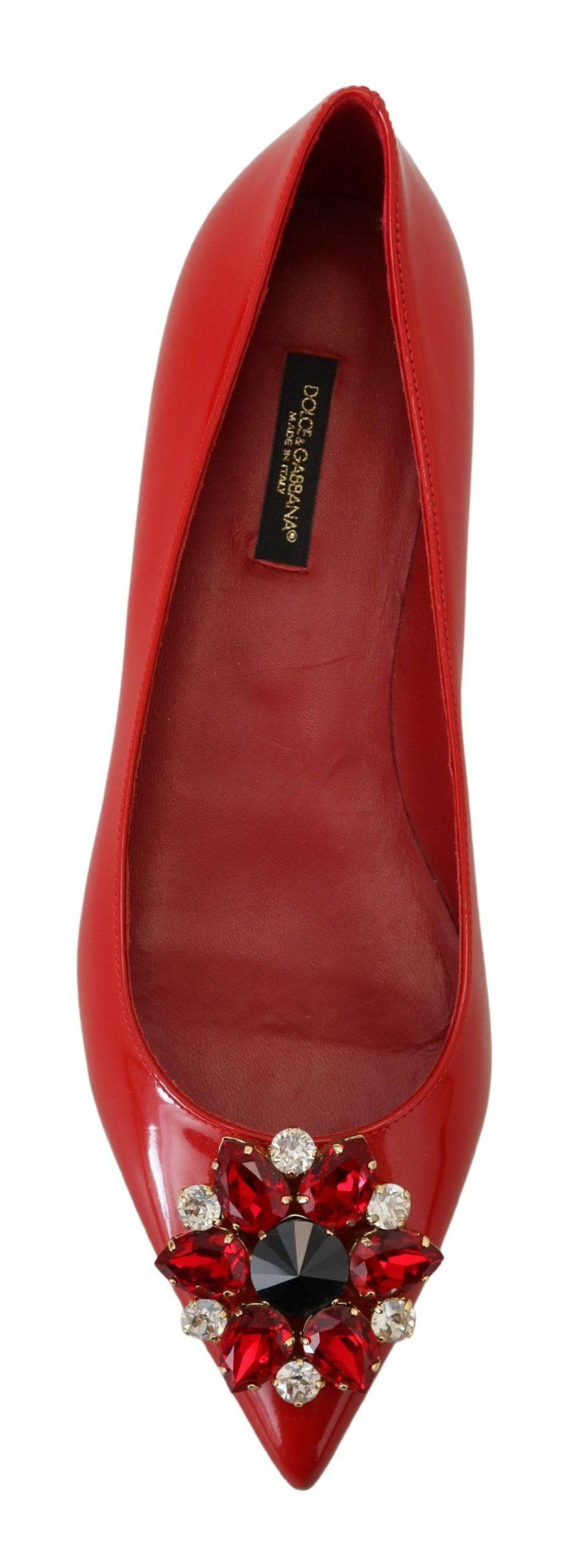 Chaussures plates en cuir rouge avec cristaux de Dolce & Gabbana, loafers élégants pour femmes, vue de face