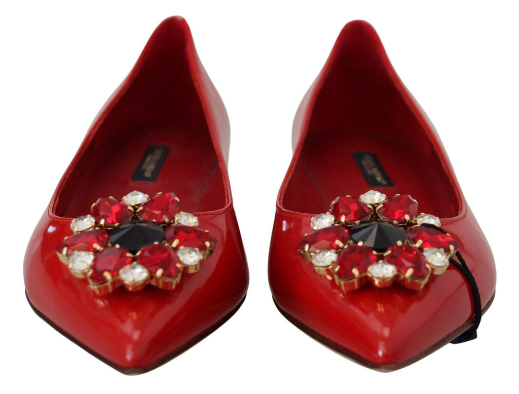 Chaussures plates en cuir rouge avec cristaux de Dolce & Gabbana, loafers élégants pour femmes.