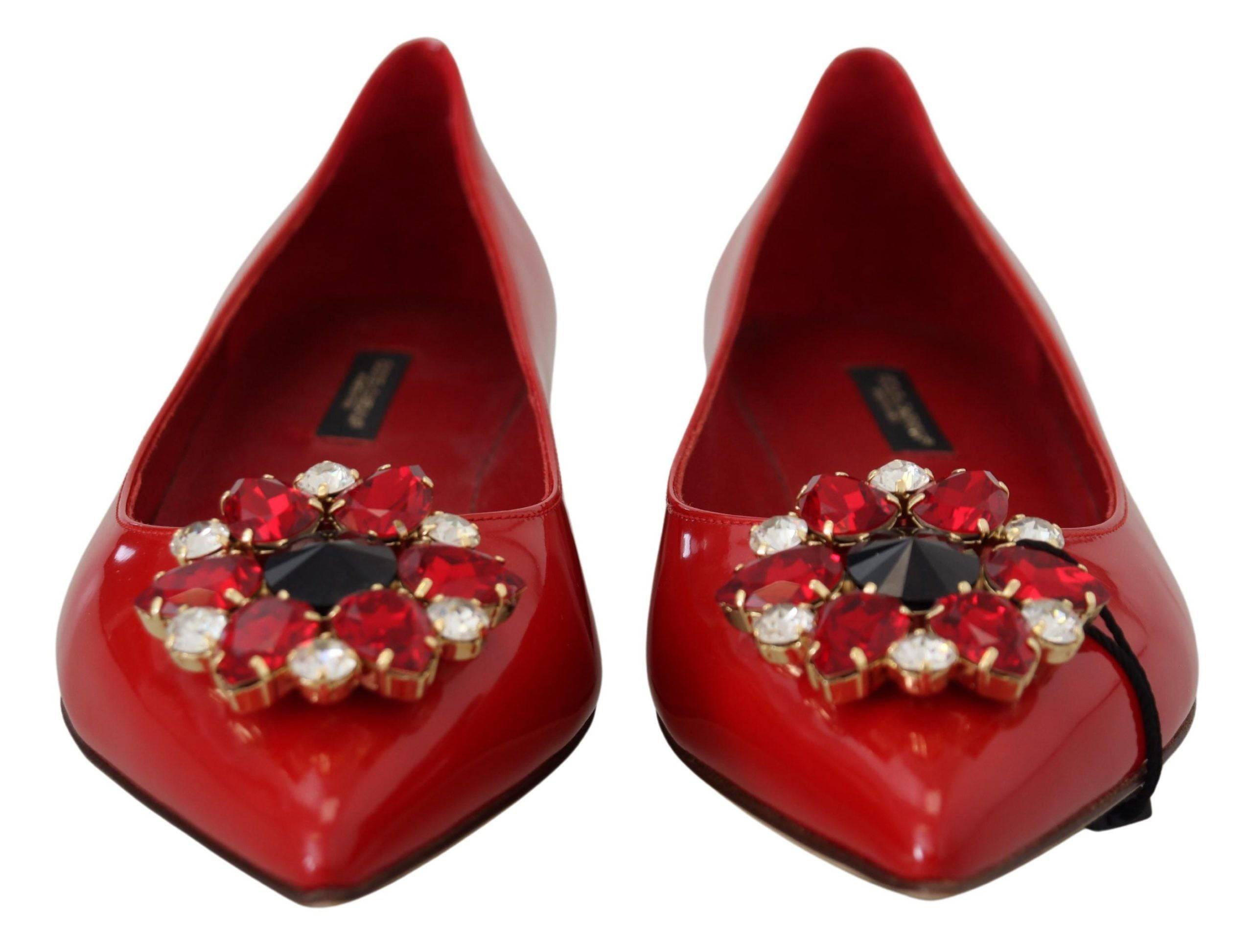 Chaussures plates en cuir rouge avec cristaux de Dolce & Gabbana, loafers élégants pour femmes.