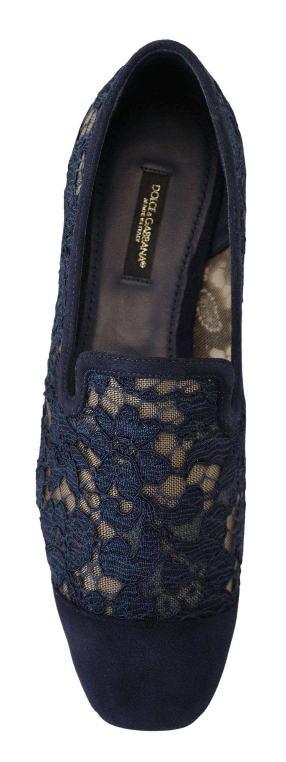 Chaussures plates Dolce & Gabbana à talons plats en dentelle bleue avec motifs floraux pour femmes.