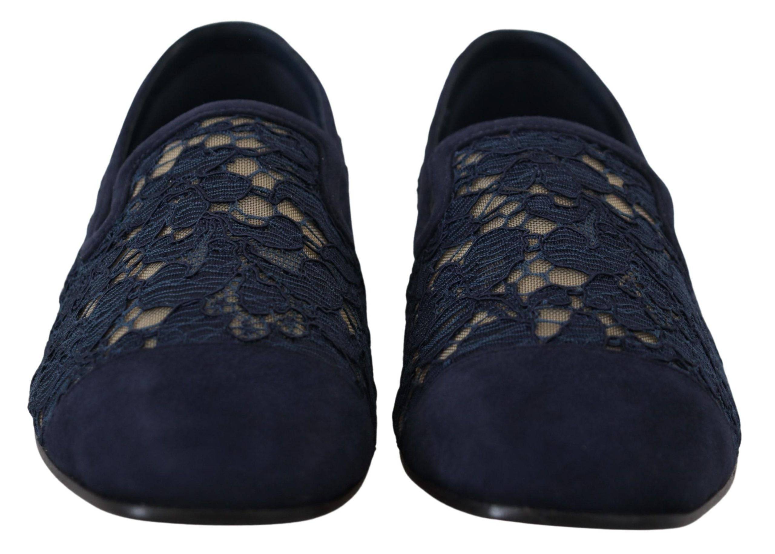Chaussures plates Dolce & Gabbana Blue Floral Lace Slip Ons en dentelle avec motif floral bleu.