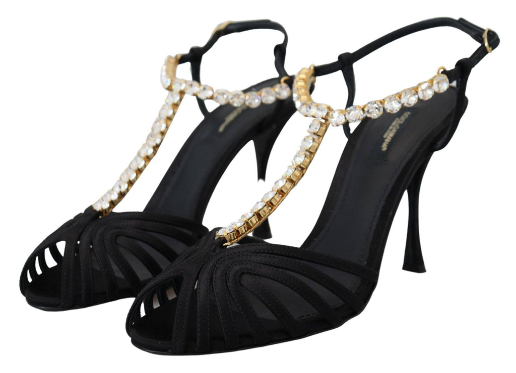 Sandales à talons Dolce & Gabbana en satin noir avec bride T et cristaux clairs, vue en gros plan.