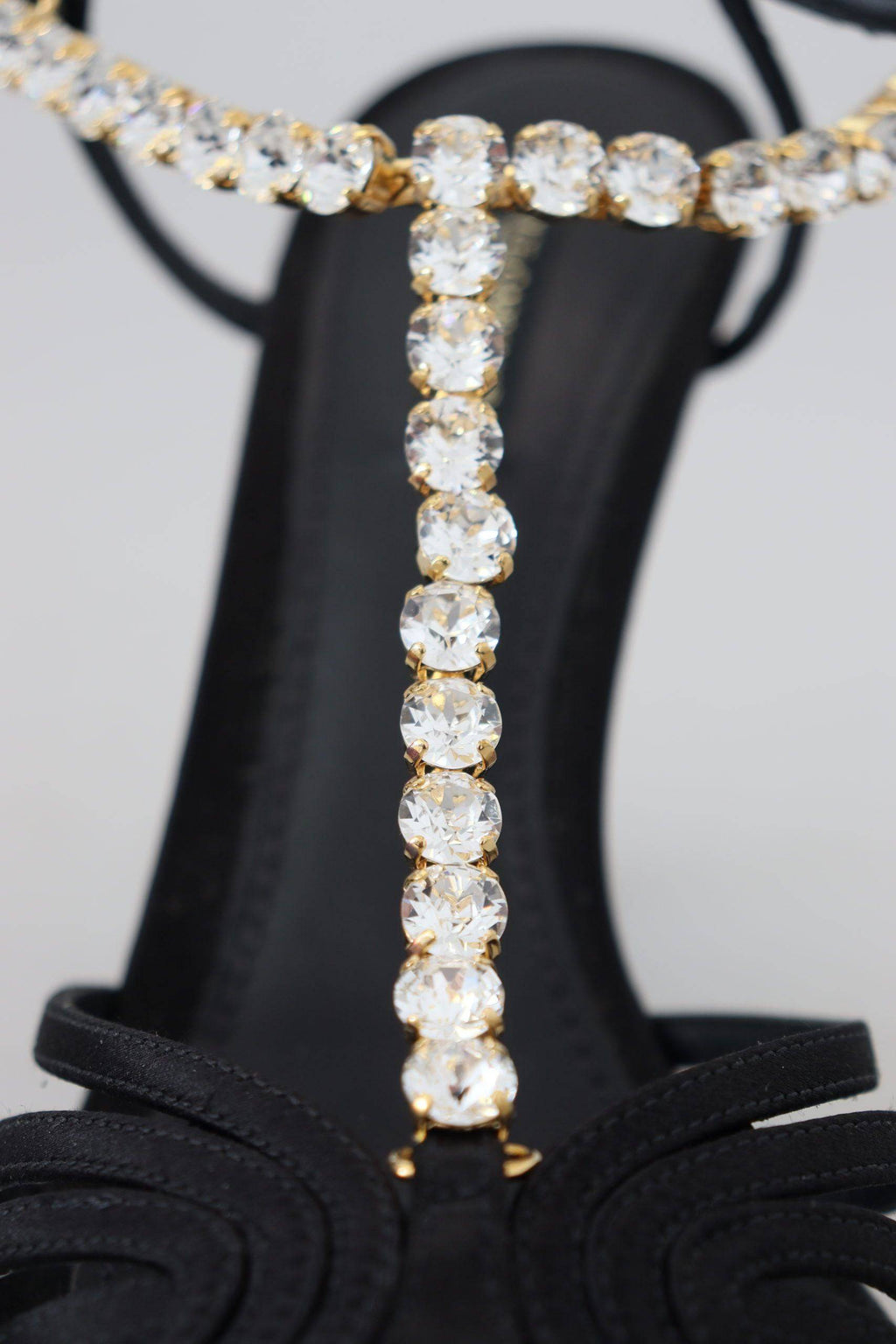 Sandales à talons Dolce & Gabbana en satin noir avec bride T et cristaux transparents, élégantes et sophistiquées.
