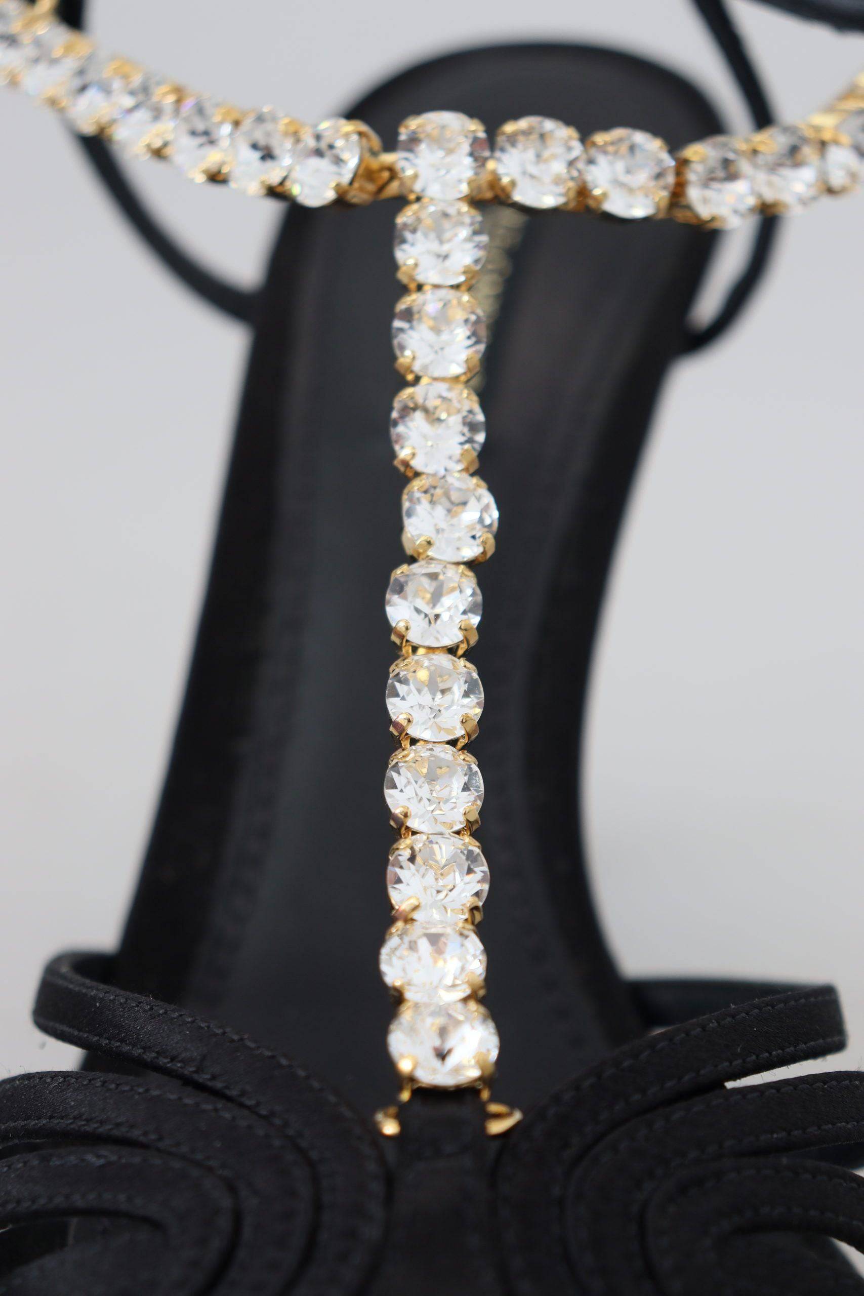 Sandales à talons Dolce & Gabbana en satin noir avec bride T et cristaux transparents, élégantes et sophistiquées.