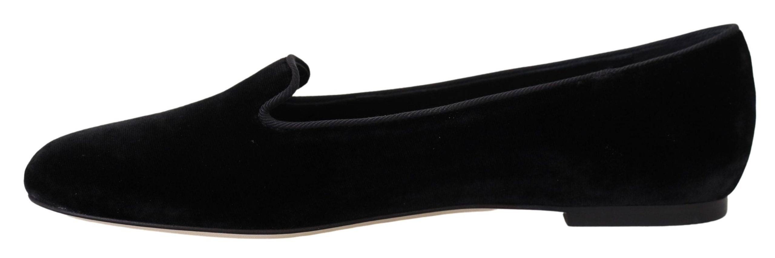 Chaussures plates Dolce & Gabbana en velours noir, mocassins slip-on élégants pour femmes.