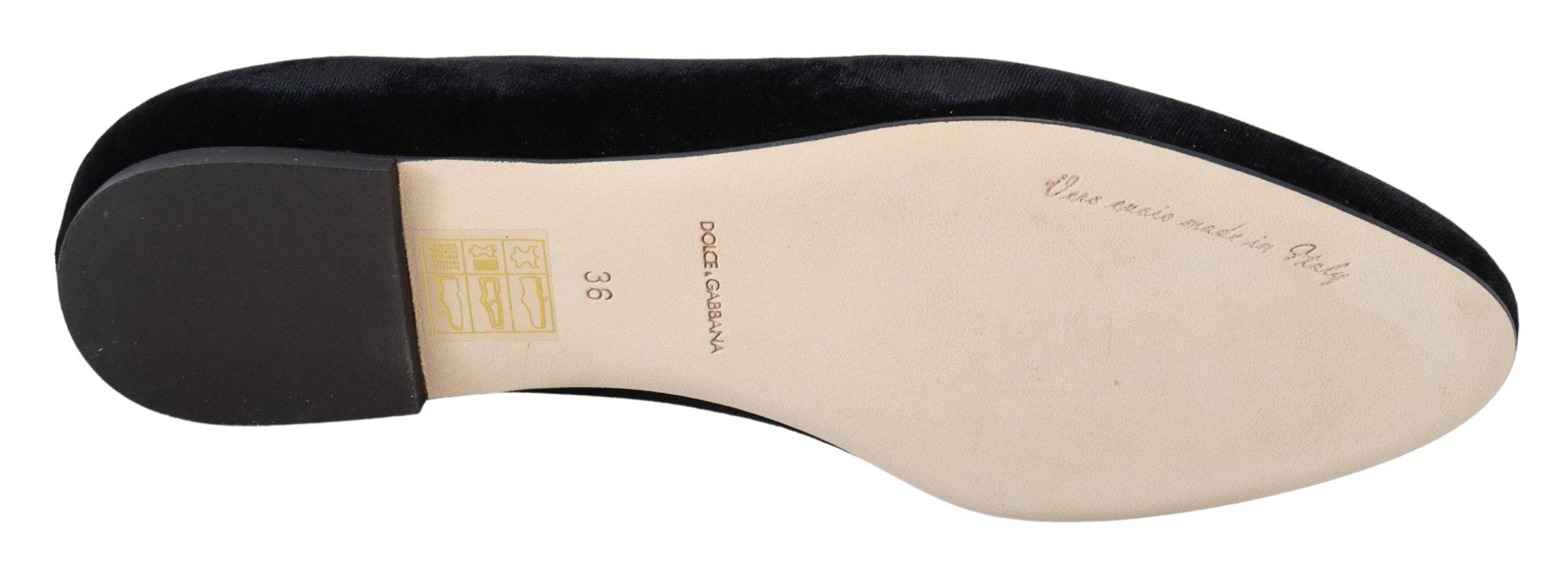 Chaussures Dolce & Gabbana en velours noir, mocassins plats slip-on élégants pour femmes, vue de face.