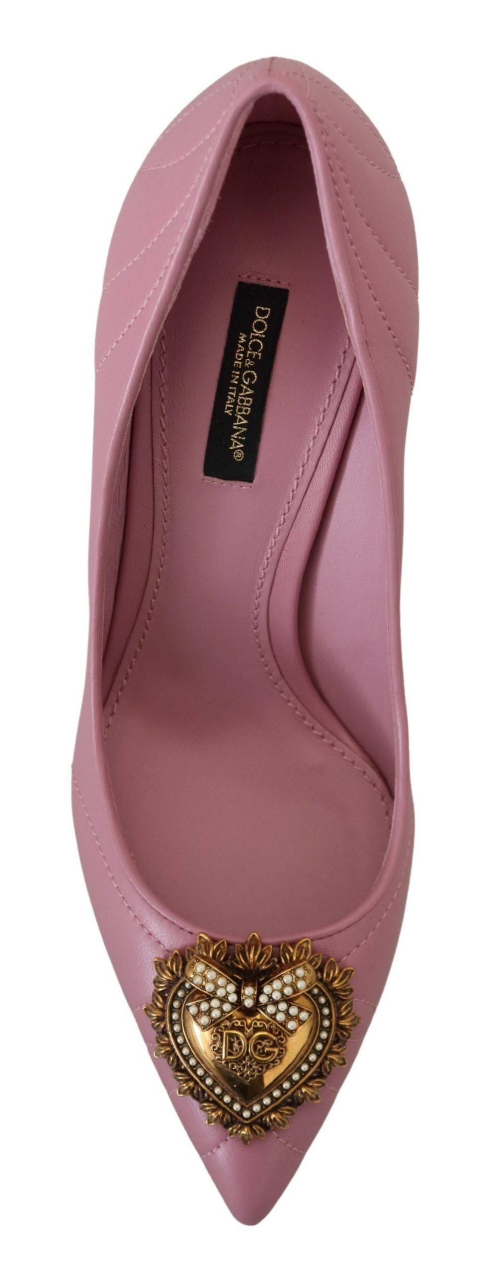 Escarpins roses en cuir Dolce & Gabbana avec cœur en motif DEVOTION, talons élégants et style féminin.