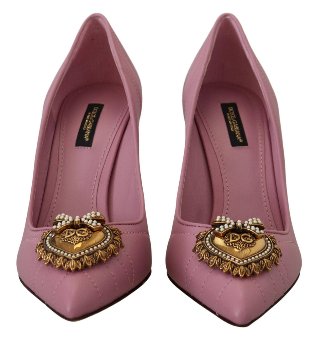 Escarpins Dolce & Gabbana en cuir rose avec cœur, chaussures à talons élégantes et ornements en forme de cœur.