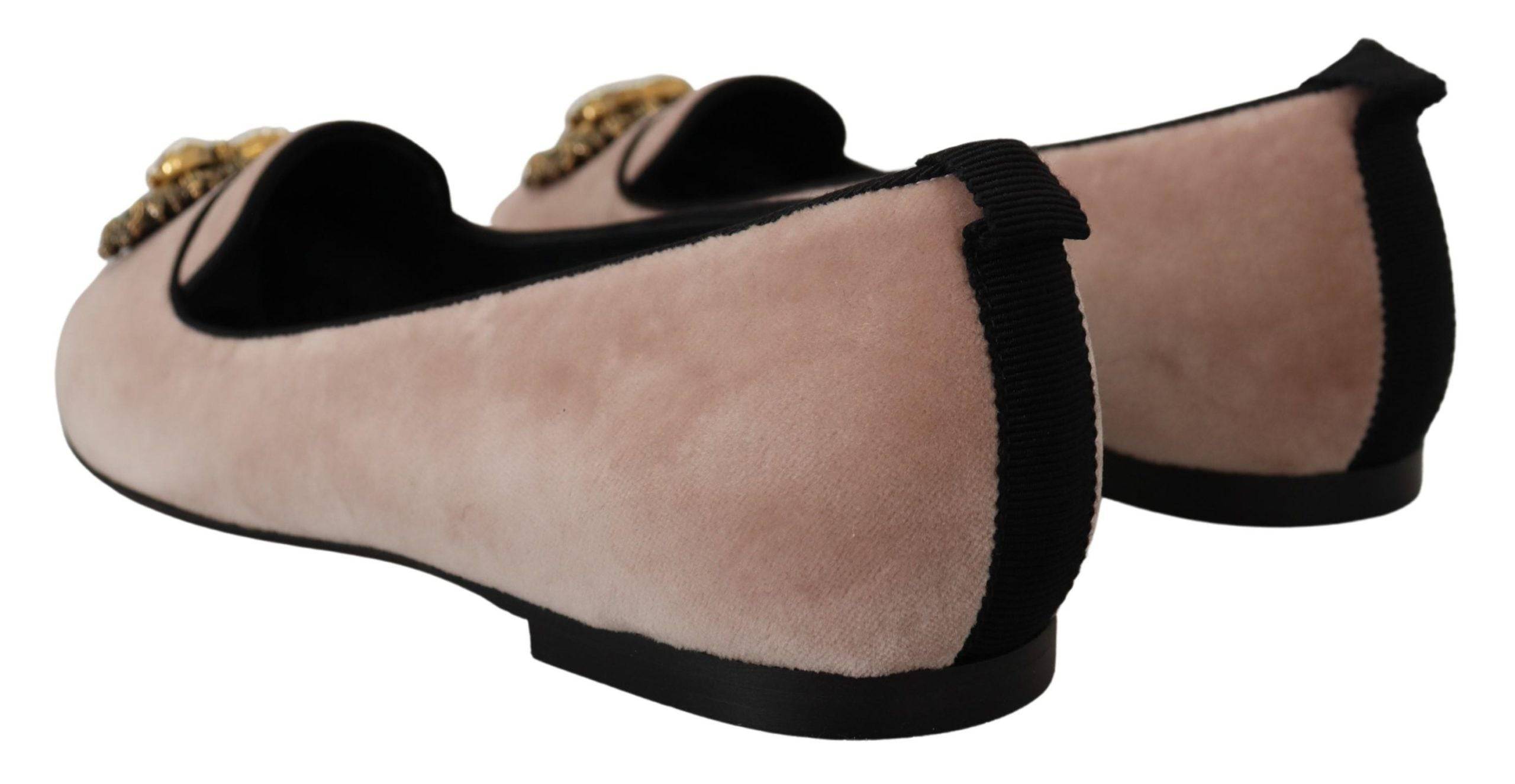 Chaussures plates Dolce & Gabbana en velours rose, mocassins slip-on élégants pour femmes.