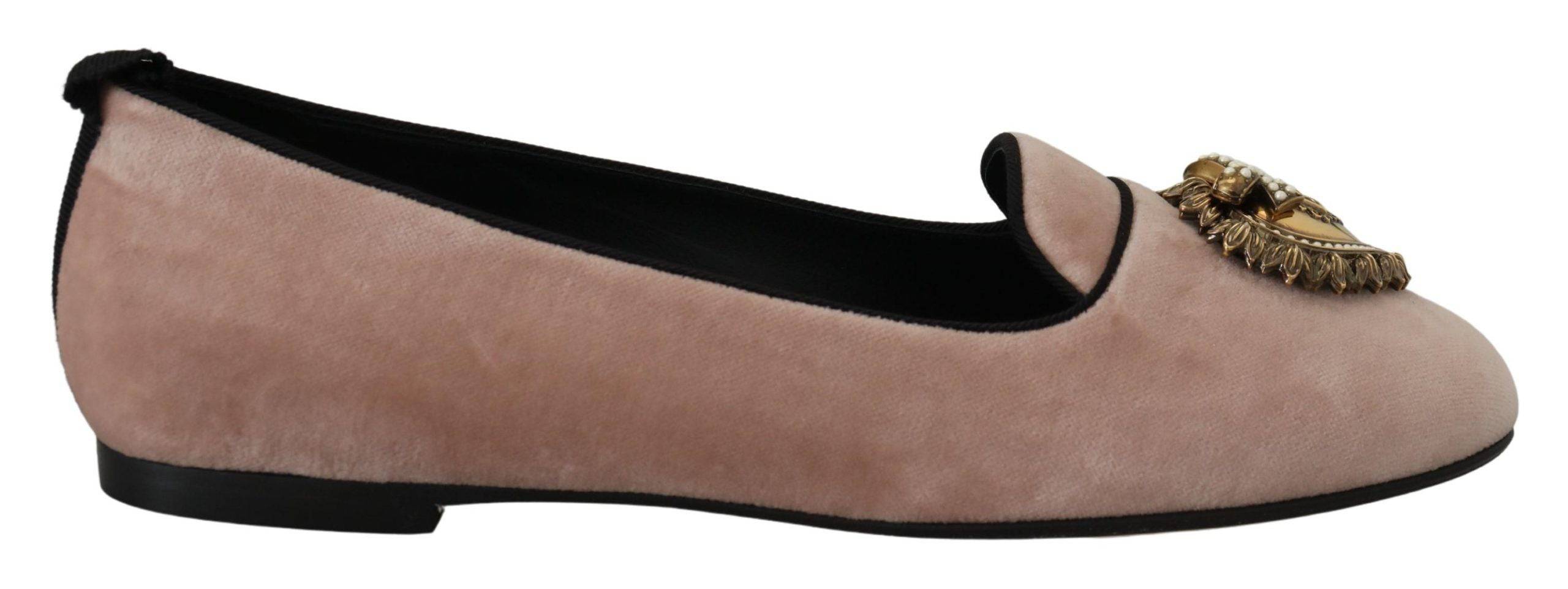 Chaussures plates Dolce & Gabbana en velours rose, mocassins slip-on élégants pour femmes.
