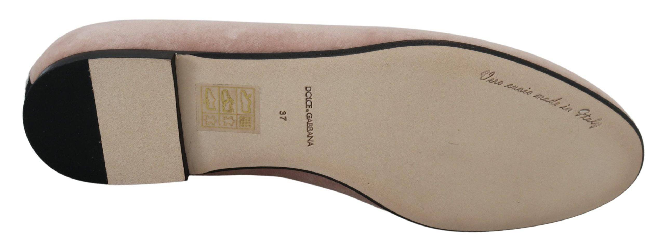 Chaussures plates Dolce & Gabbana en velours rose, mocassins slip-on élégants pour femmes.