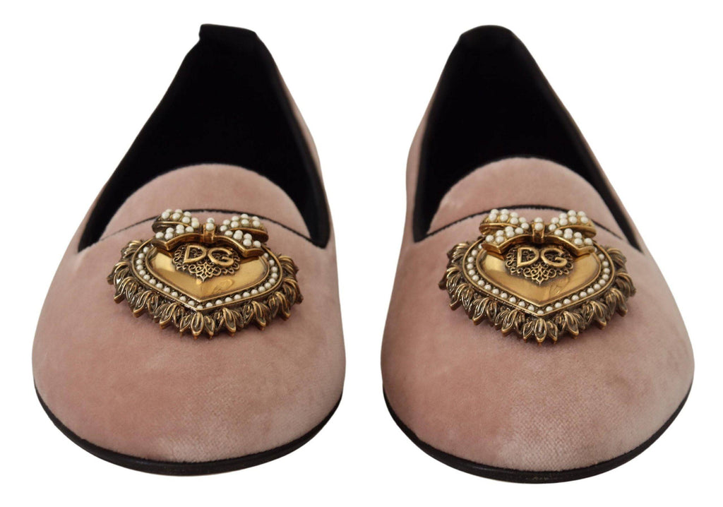 Chaussures Dolce & Gabbana en velours rose, slippers plates et élégants, vue en gros plan.