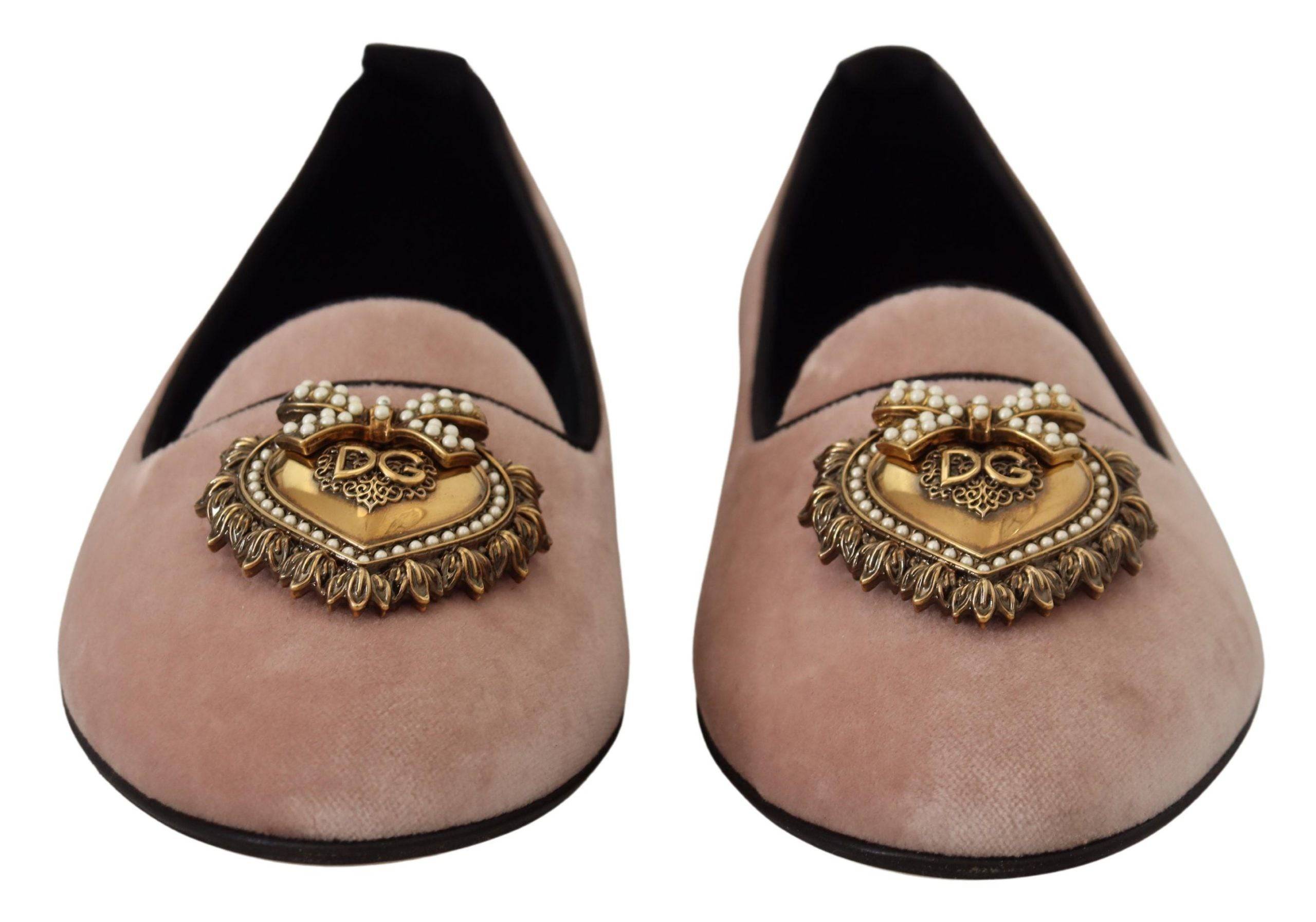 Chaussures Dolce & Gabbana en velours rose, slippers plates et élégants, vue en gros plan.