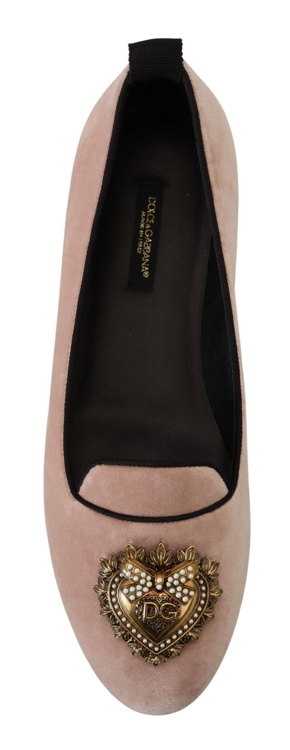 Chaussures plates Dolce & Gabbana en velours rose, mocassins slip-on élégants pour femme.