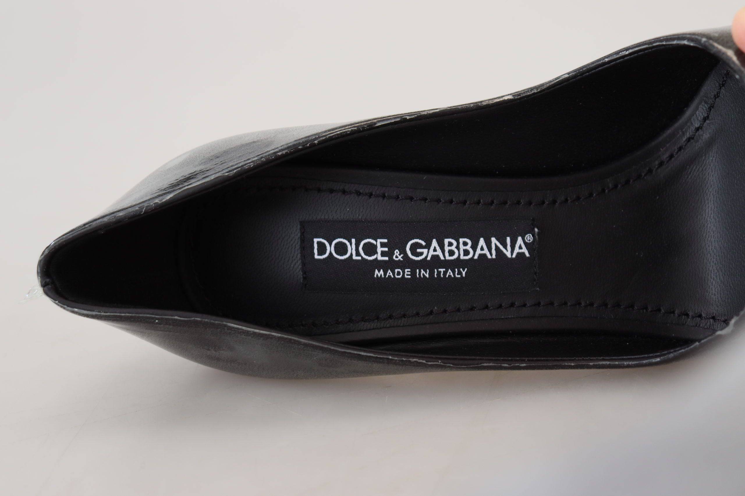 Escarpins en cuir noir de Dolce & Gabbana, chaussures à talons élégantes enveloppées de plastique, vue de face.