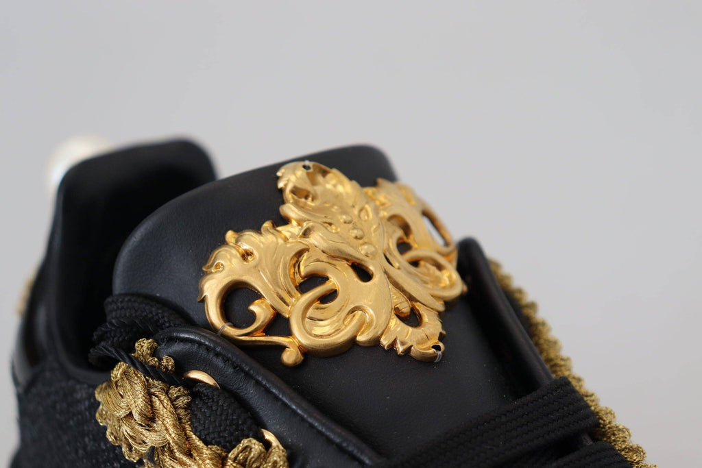 Chaussures sneakers Dolce & Gabbana Portofino en cuir noir et or avec motif baroque, détails élégants et finition de luxe.