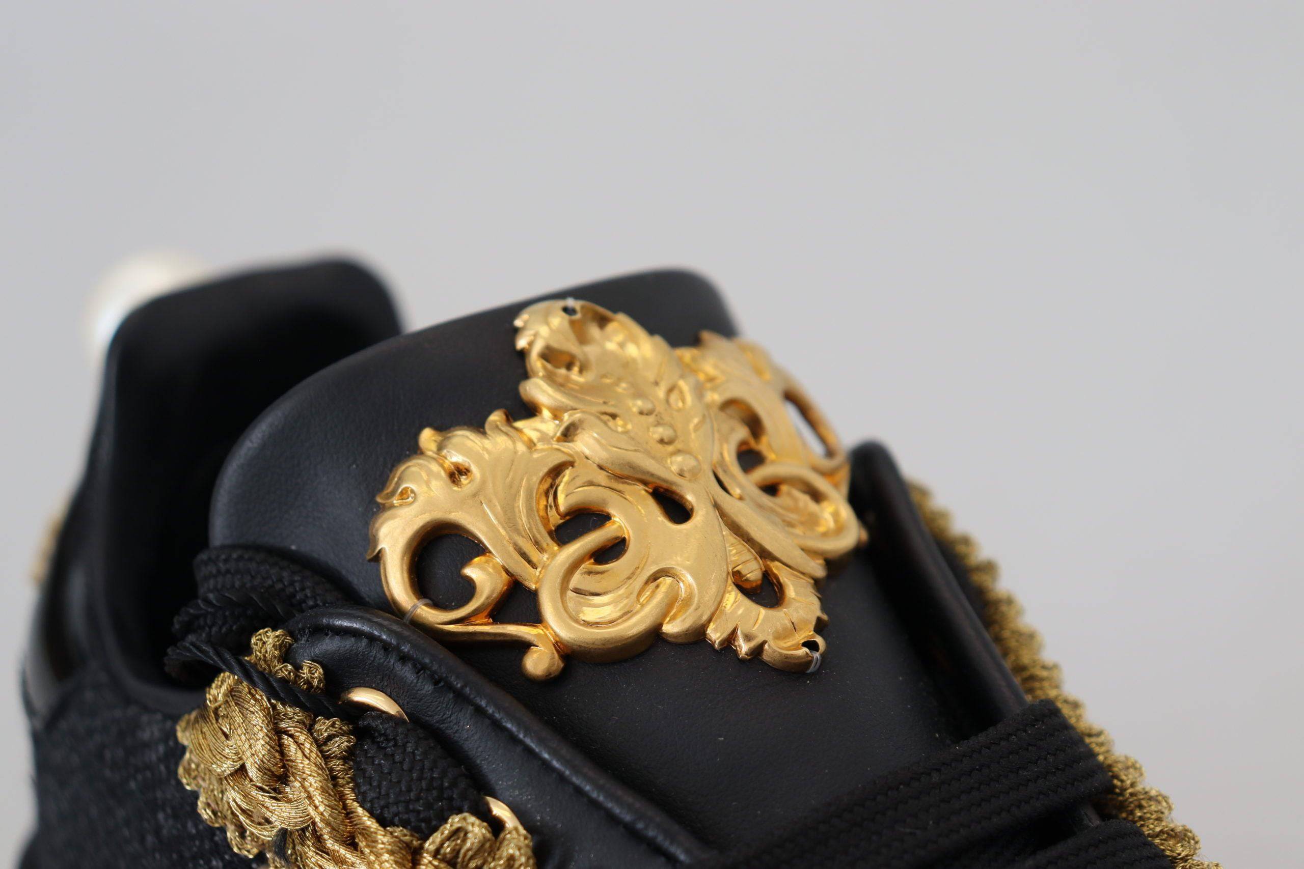 Chaussures sneakers Dolce & Gabbana Portofino en cuir noir et or avec motif baroque, détails élégants et finition de luxe.