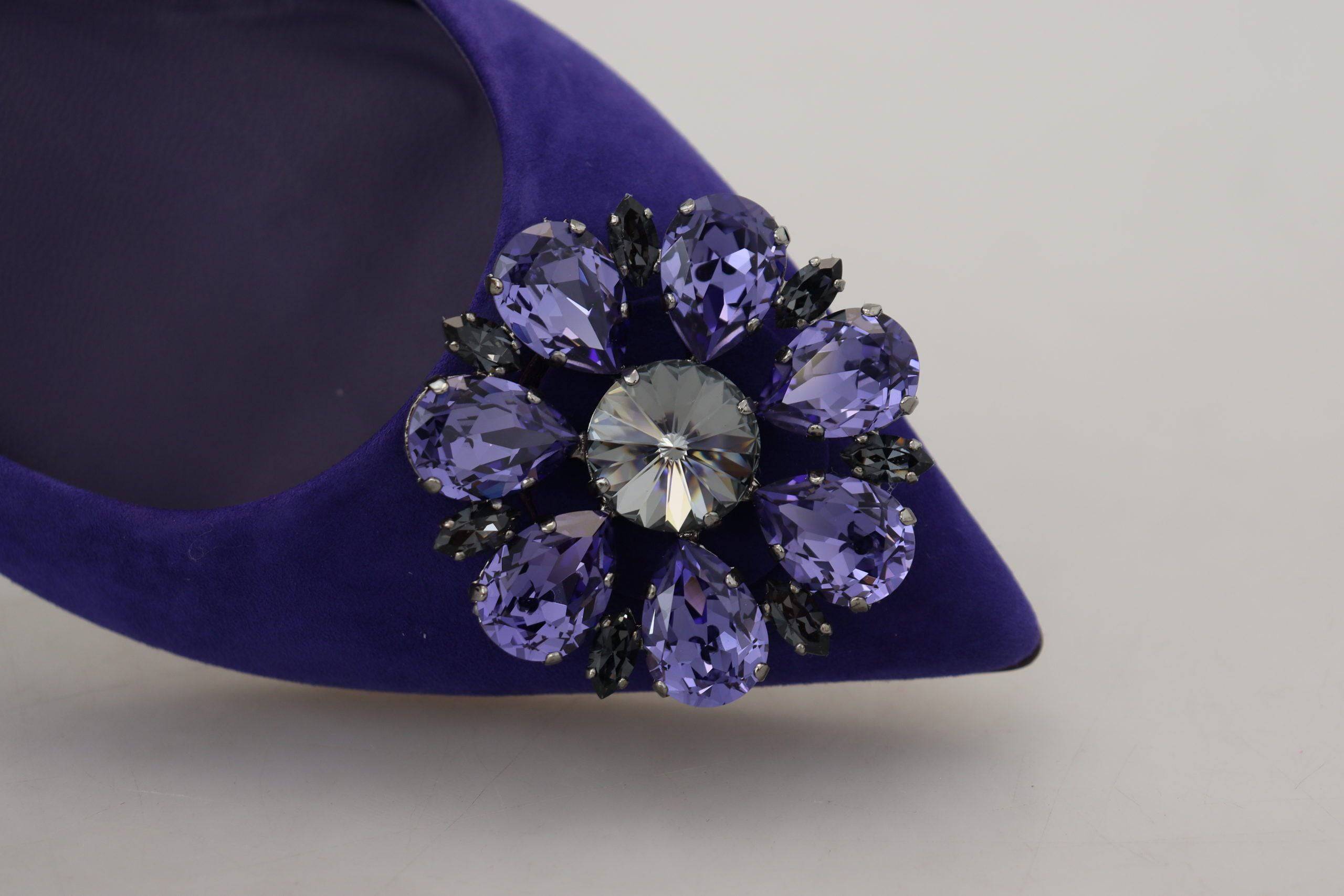 Chaussures mocassins en daim violet Dolce & Gabbana avec cristaux, chaussures plates élégantes et raffinées.