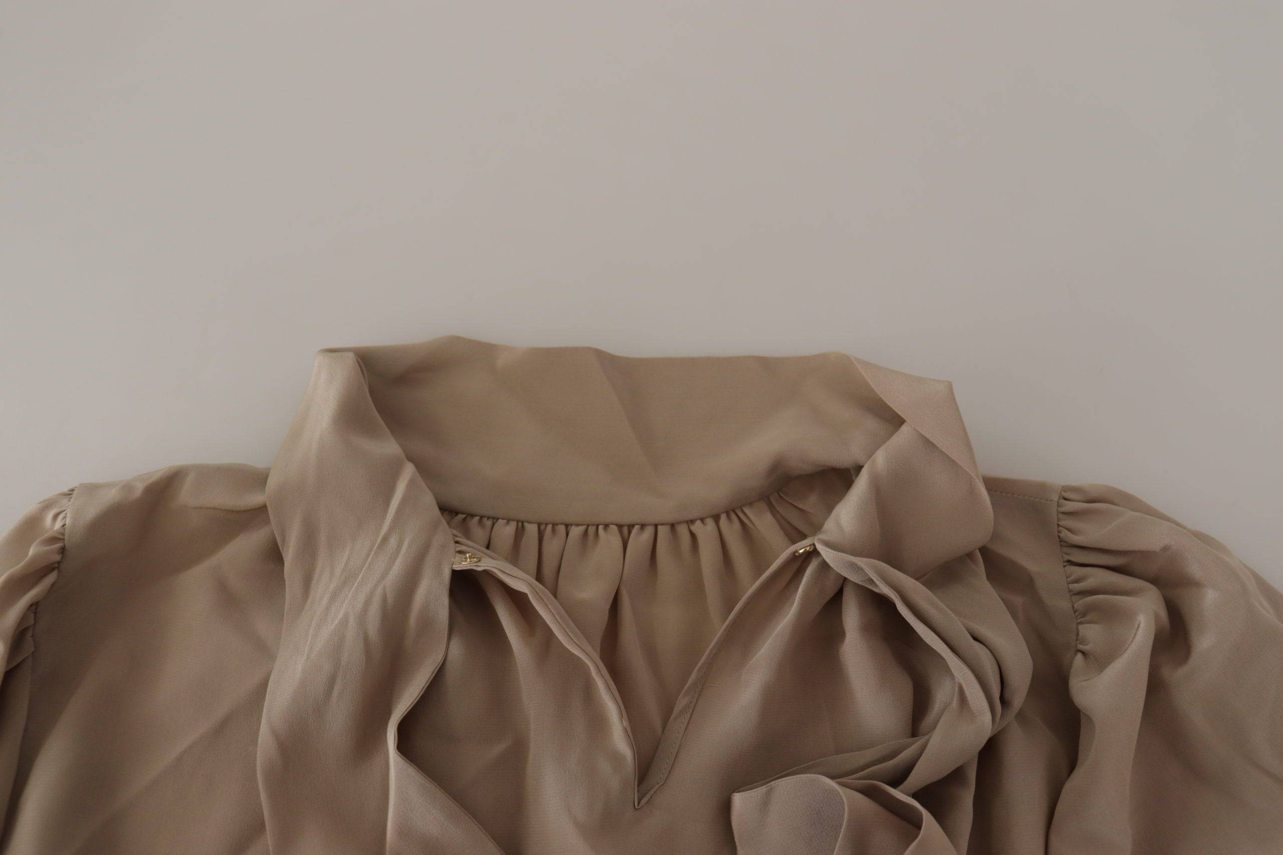 Chemise Dolce & Gabbana marron avec col ascot, manches à bandeau et coupe élégante, vue de face.