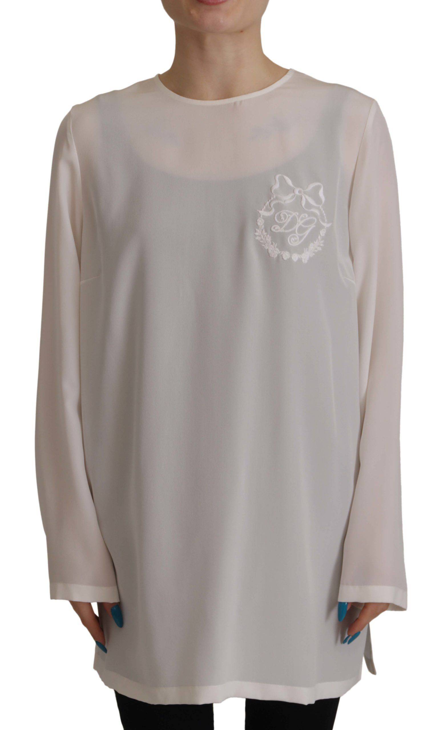 Chemise longue en soie blanche Dolce & Gabbana avec logo DG brodé, manches longues et design élégant.