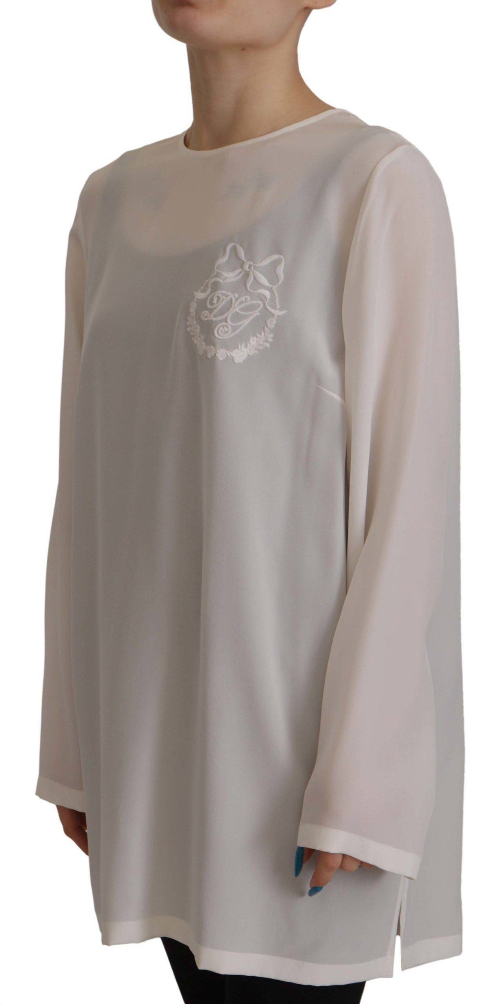 Blouse blanche en soie Dolce & Gabbana avec logo DG brodé, manches longues et coupe élégante.