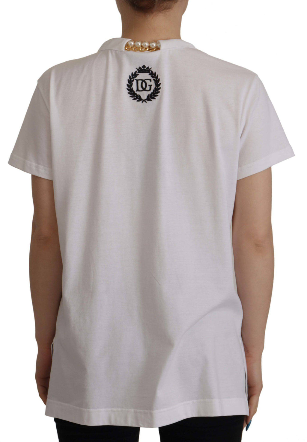 T-shirt blanc Dolce & Gabbana avec col orné de bijoux, détail de haut de vêtement élégant et sophistiqué.