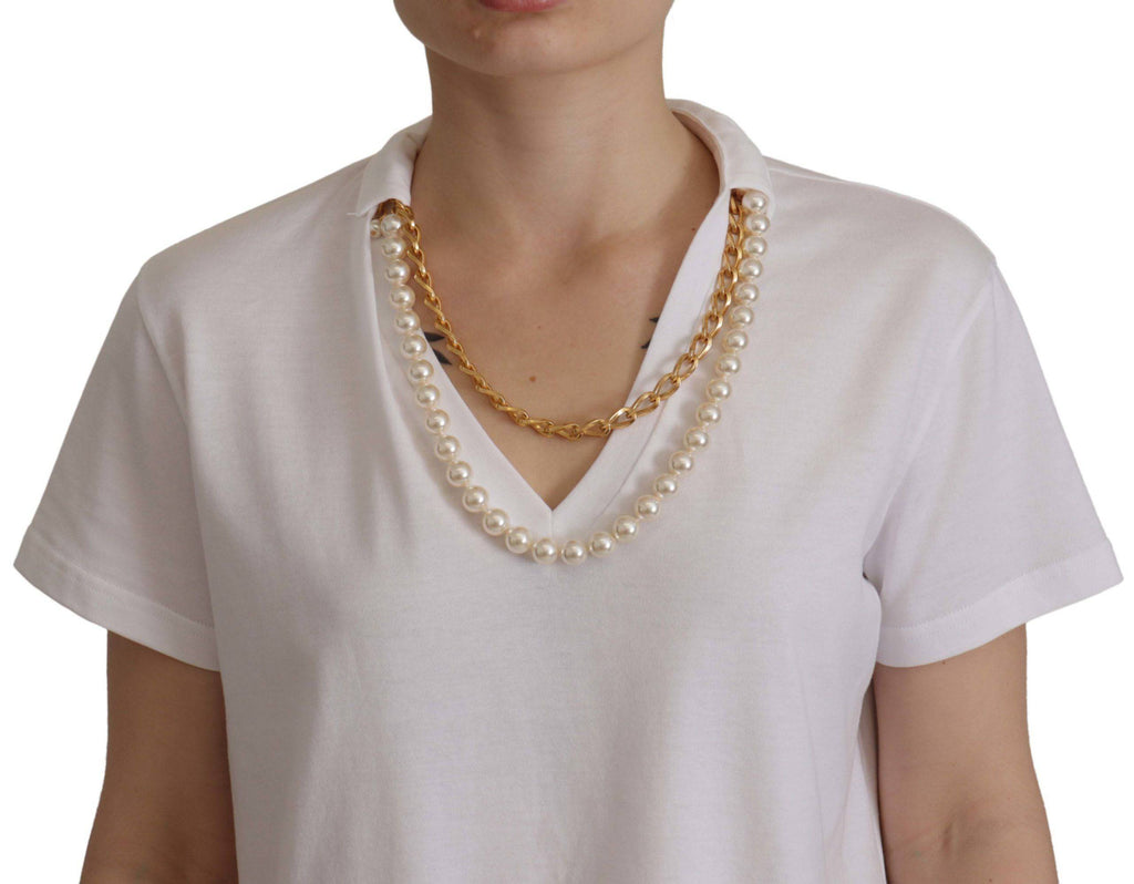 T-shirt blanc Dolce & Gabbana avec col orné de broderies et d'embellissements élégants, porté sur mannequin.