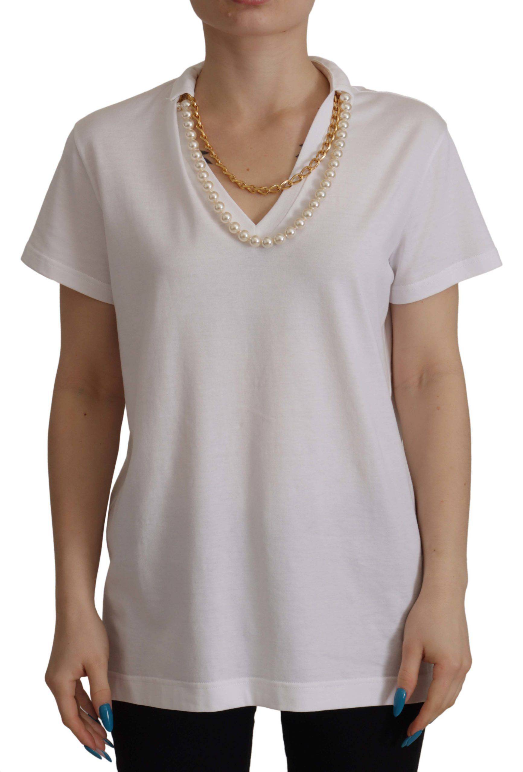 T-shirt blanc Dolce & Gabbana avec col orné de bijoux, détail élégant et moderne visible sur le haut du vêtement.