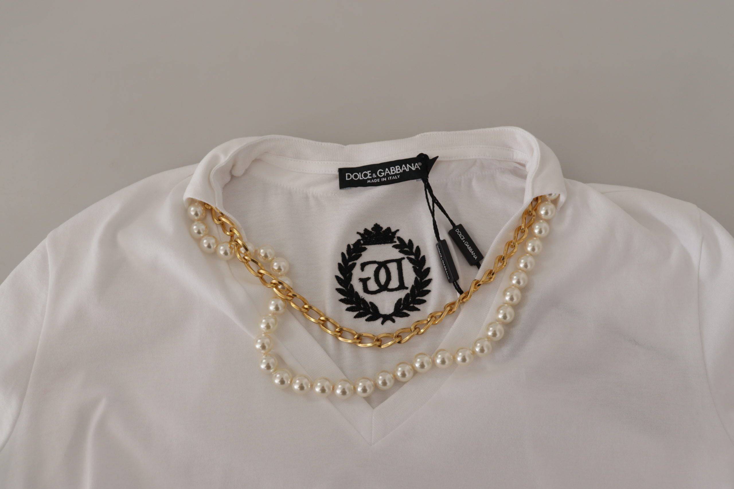 T-shirt blanc Dolce & Gabbana avec col orné de bijoux et embellissements, vue de face.