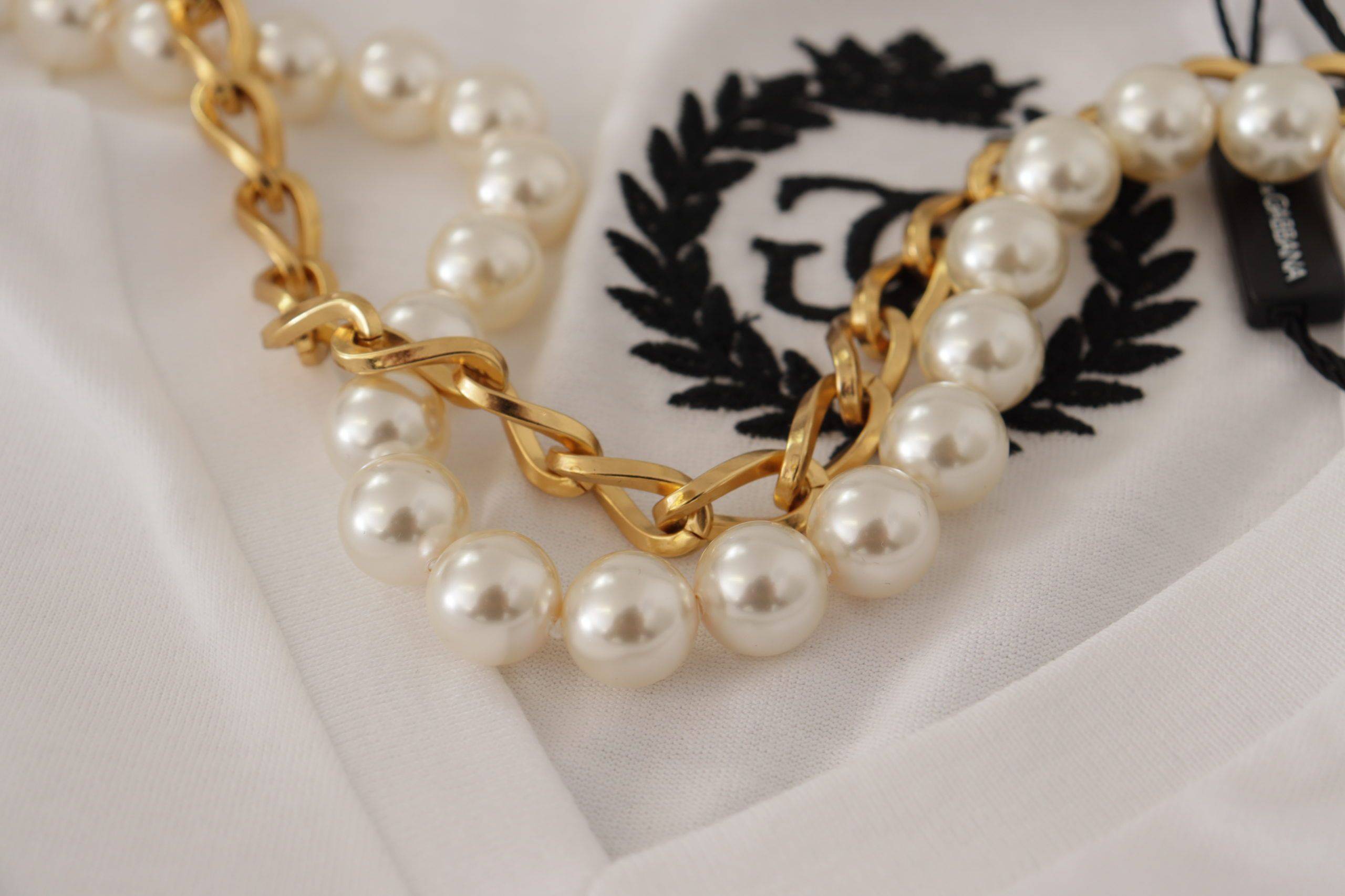 T-shirt blanc Dolce & Gabbana avec col orné de bijoux, vue de face, mode élégante et sophistiquée.