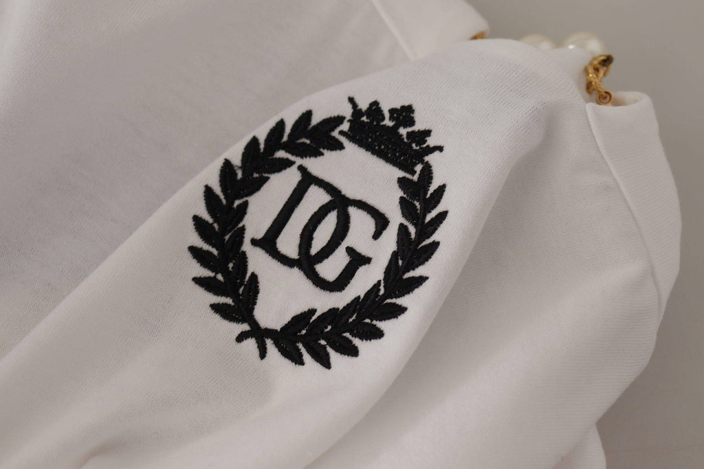 T-shirt blanc Dolce & Gabbana avec col orné de bijoux et détails élégants, porté par un mannequin.