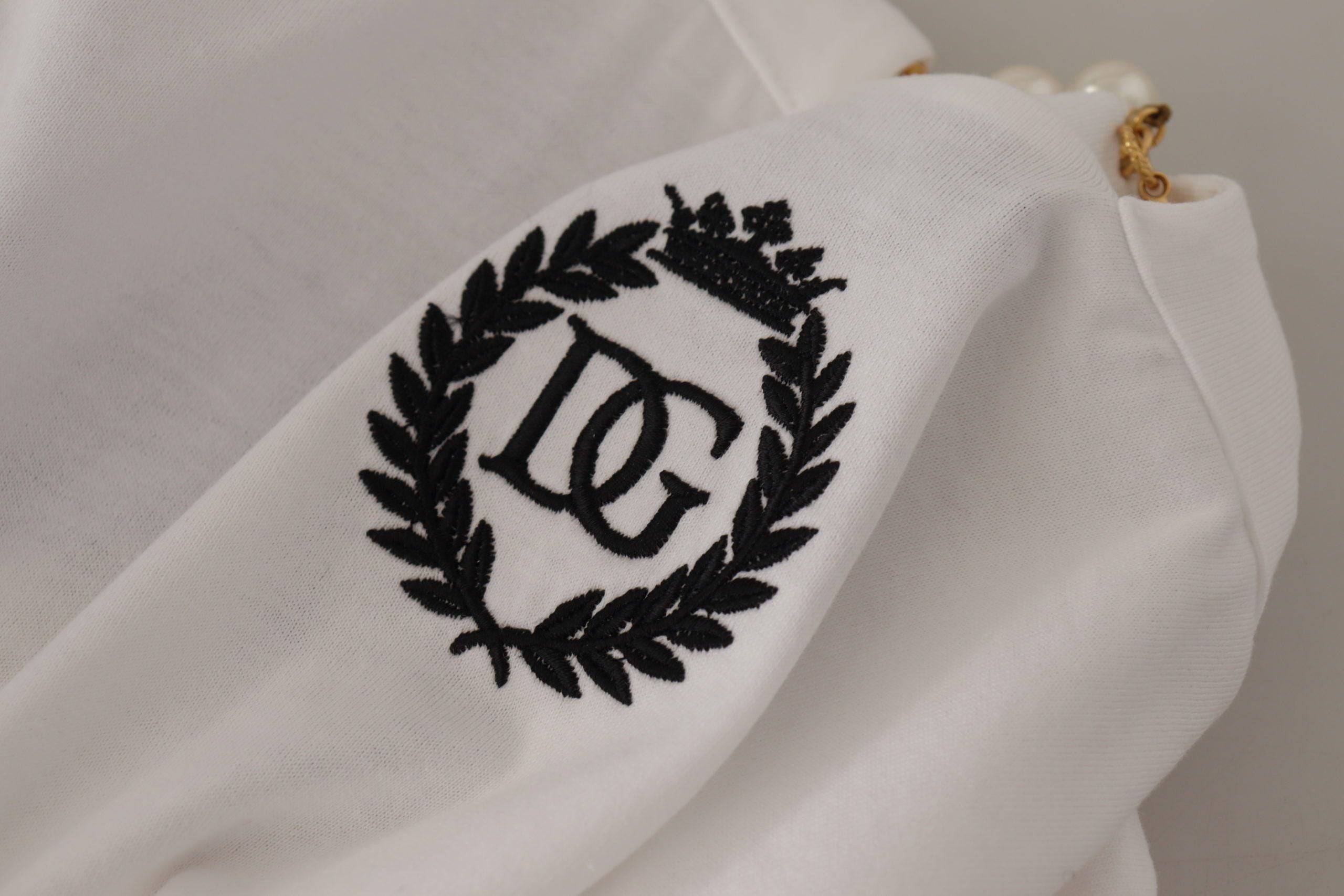 T-shirt blanc Dolce & Gabbana avec col orné de bijoux et détails élégants, porté par un mannequin.