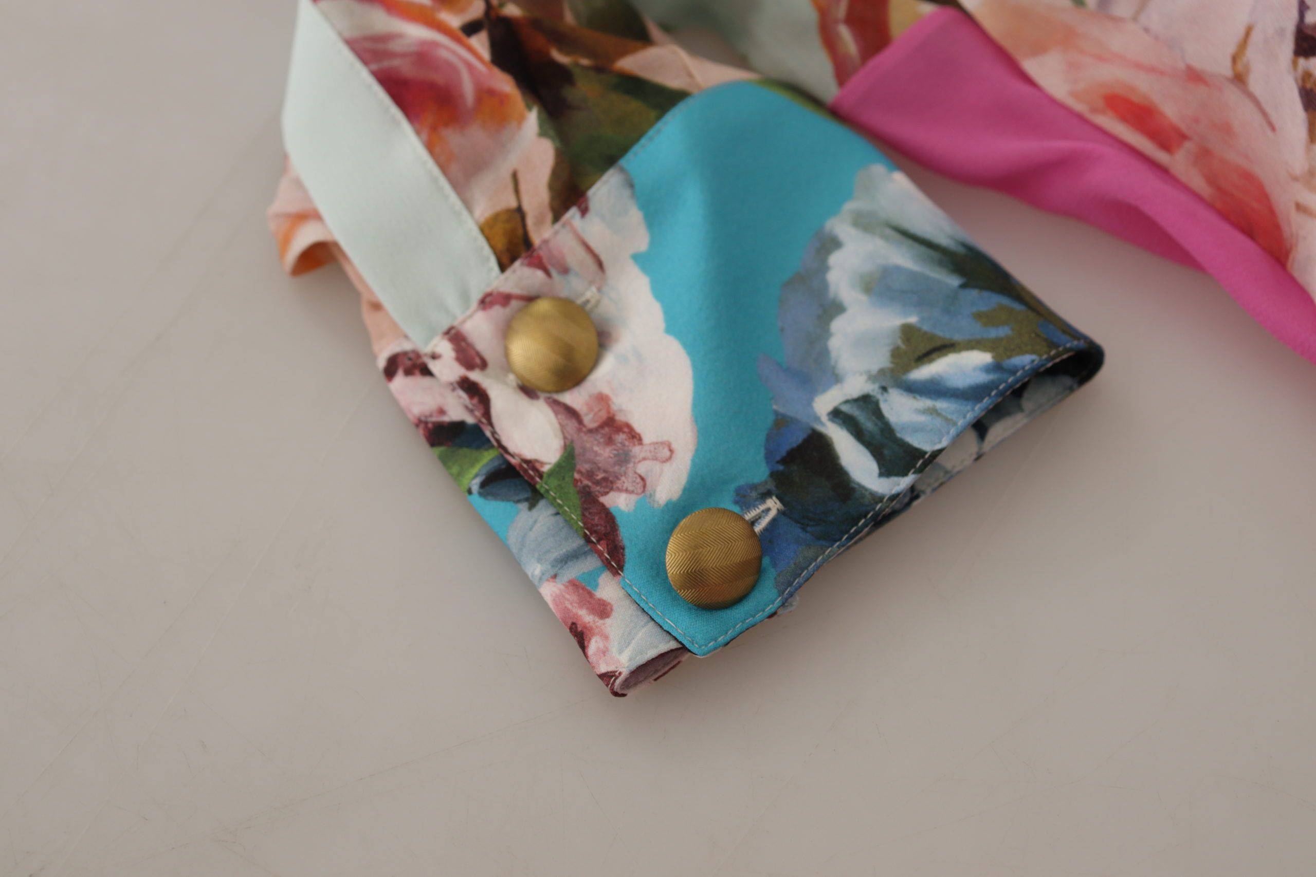 Chemise Dolce & Gabbana à col ascot avec patchwork floral multicolore, style élégant et coloré.