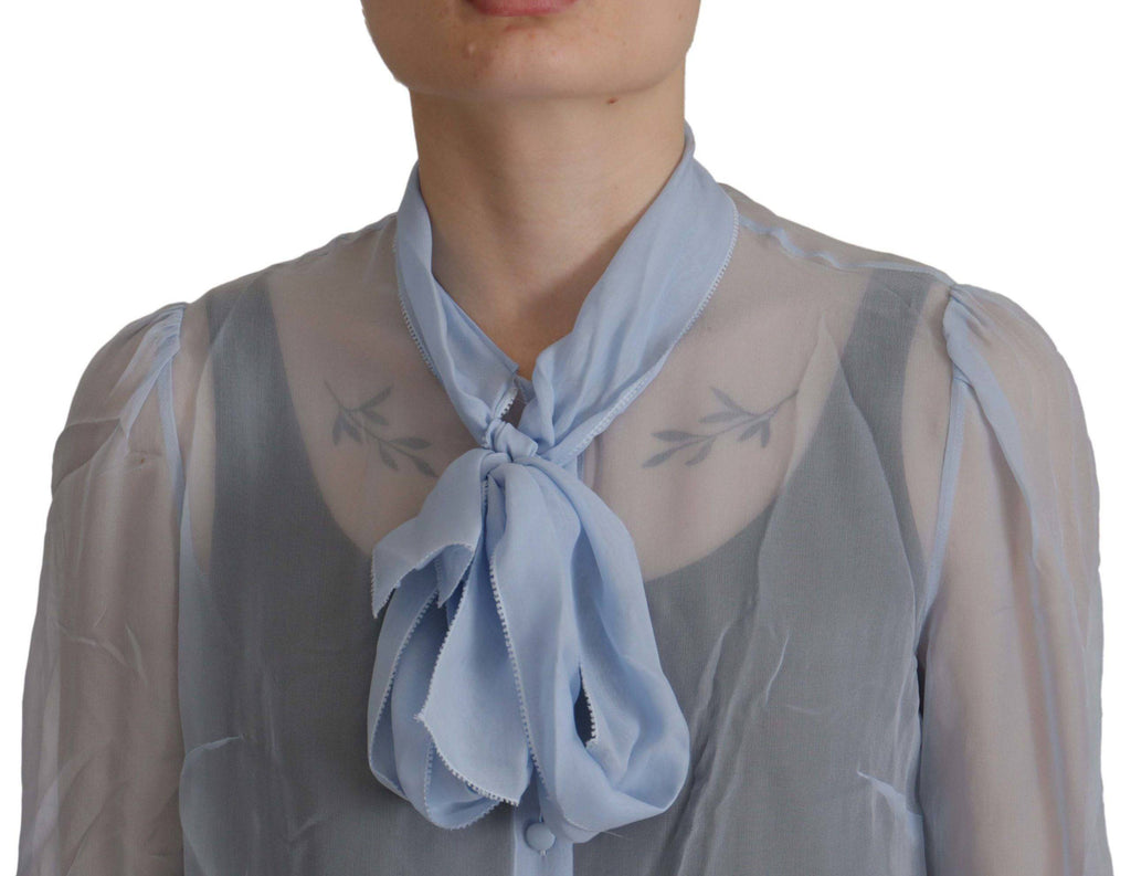 Chemisier en soie Dolce & Gabbana Light Blue avec col ascot et manches longues, élégance et style sophistiqué.