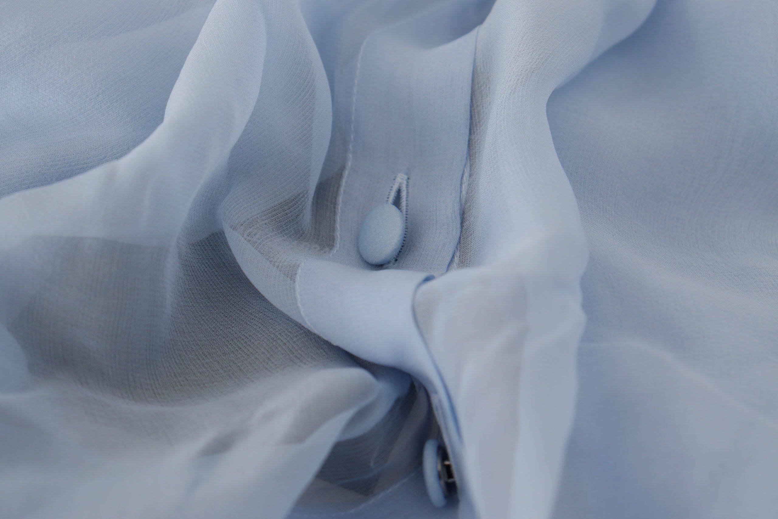 Haut en soie Light Blue de Dolce & Gabbana avec col ascot et manches longues, élégance sophistiquée.