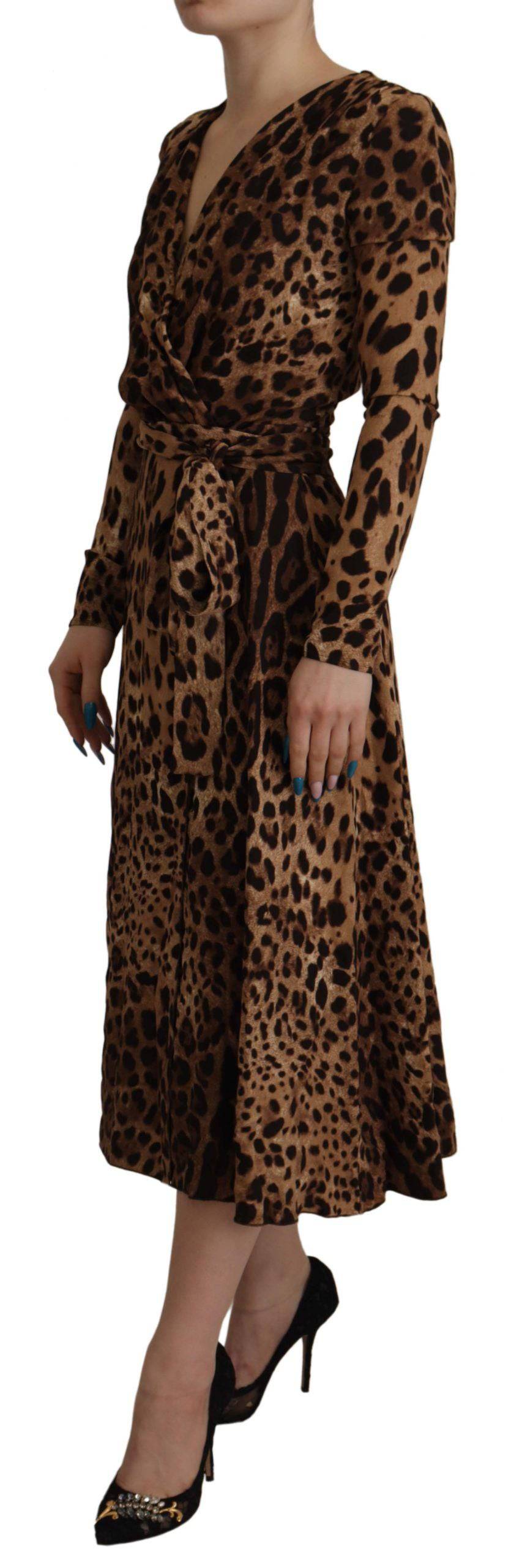 Robe longue Dolce & Gabbana à imprimé léopard marron, coupe enveloppante A-line, en viscose, vue de face.