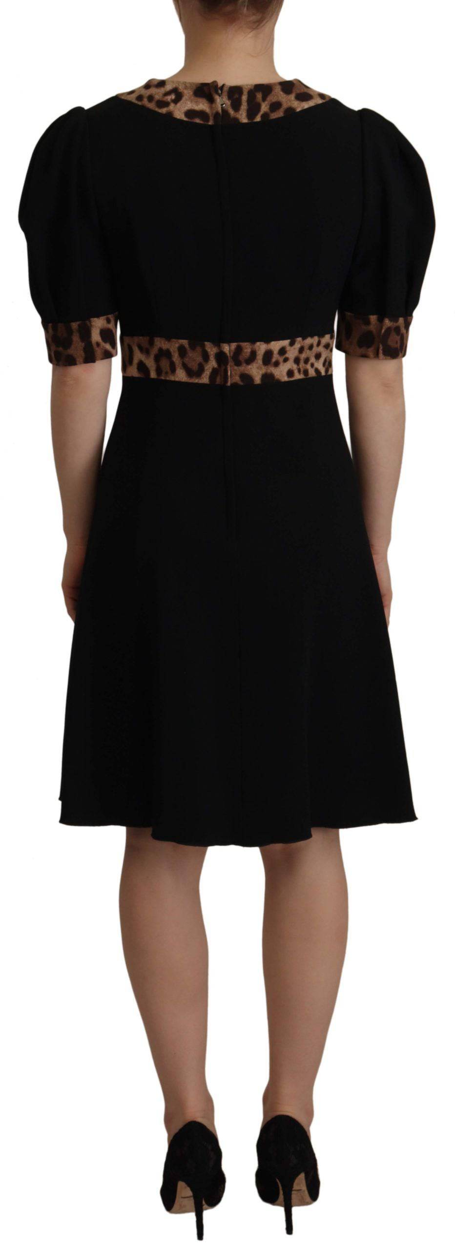 Robe Dolce & Gabbana noire à imprimé léopard, coupe évasée, longueur au genou, style élégant et tendance.