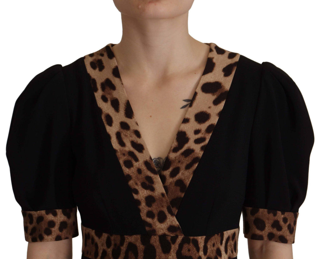 Robe noire à imprimé léopard Dolce & Gabbana, coupe évasée et longueur au genou, design élégant et féminin.