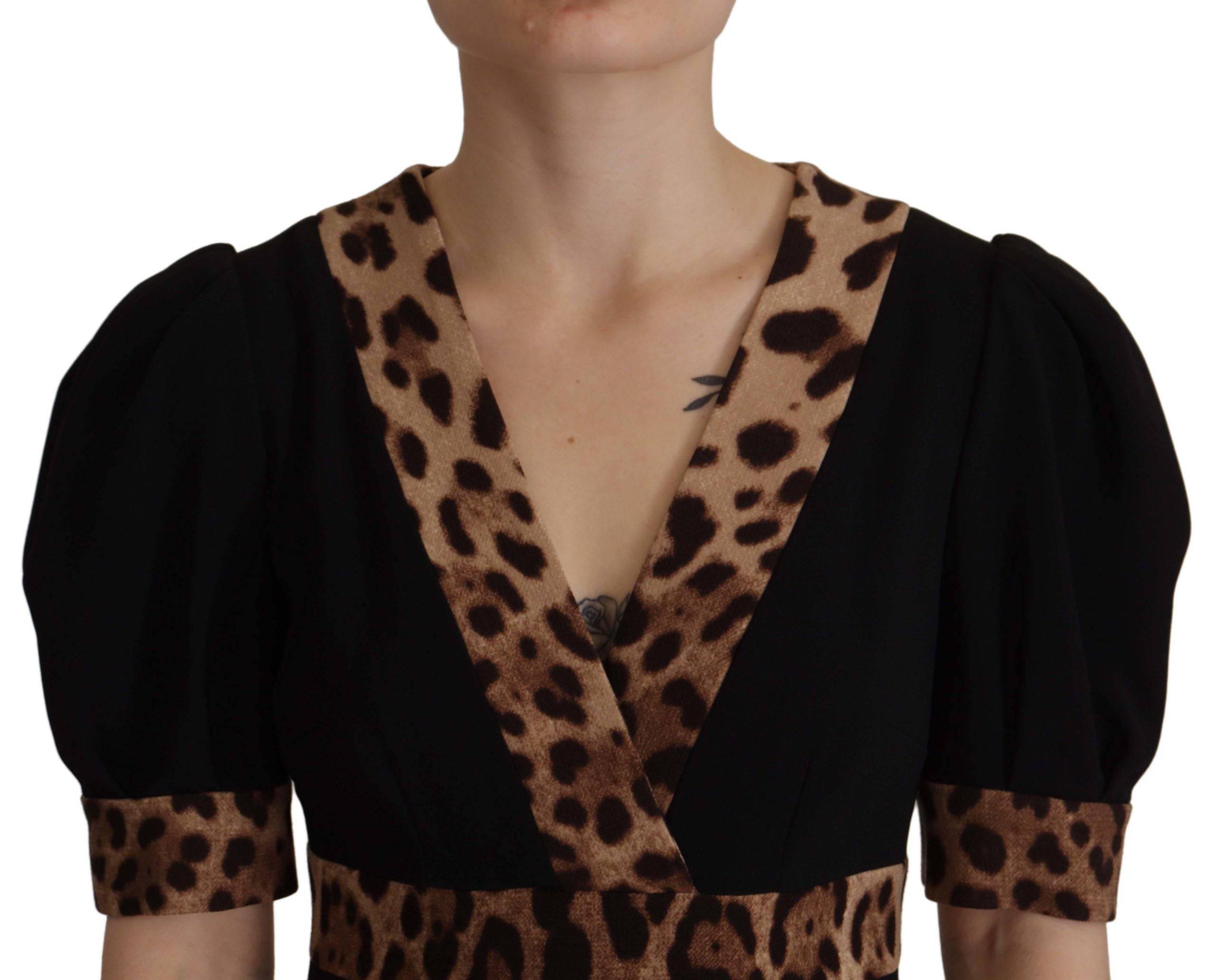 Robe noire à imprimé léopard Dolce & Gabbana, coupe évasée et longueur au genou, design élégant et féminin.