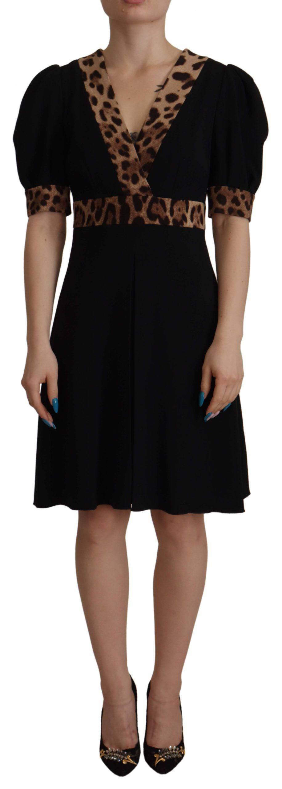 Robe noire Dolce & Gabbana à motif léopard, coupe évasée et longueur genou, vêtement élégant pour femmes.