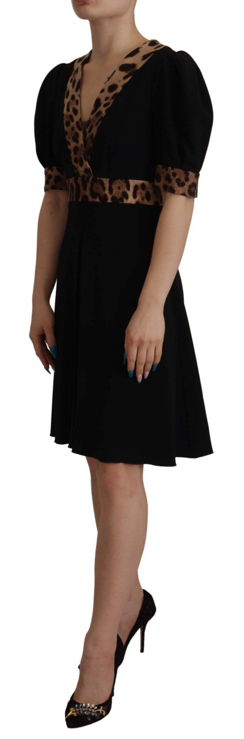Robe noire à imprimé léopard de Dolce & Gabbana, coupe évasée A-line, longueur au genou, élégante et sophistiquée.