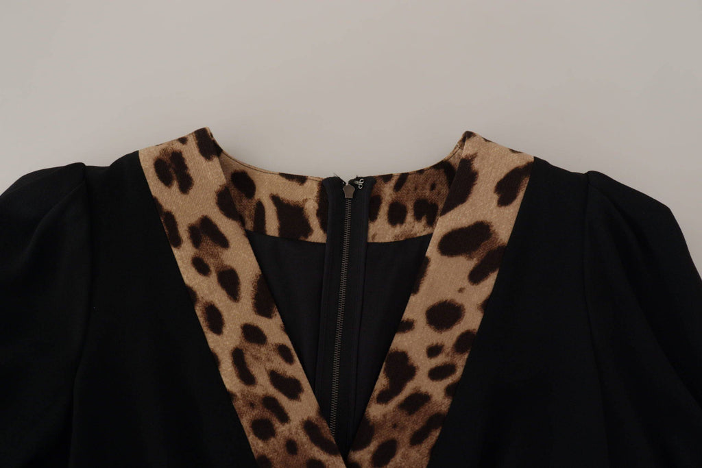 Robe droite noire à imprimé léopard Dolce & Gabbana, longueur genou, style élégant et sophistiqué, en tissu fluide.