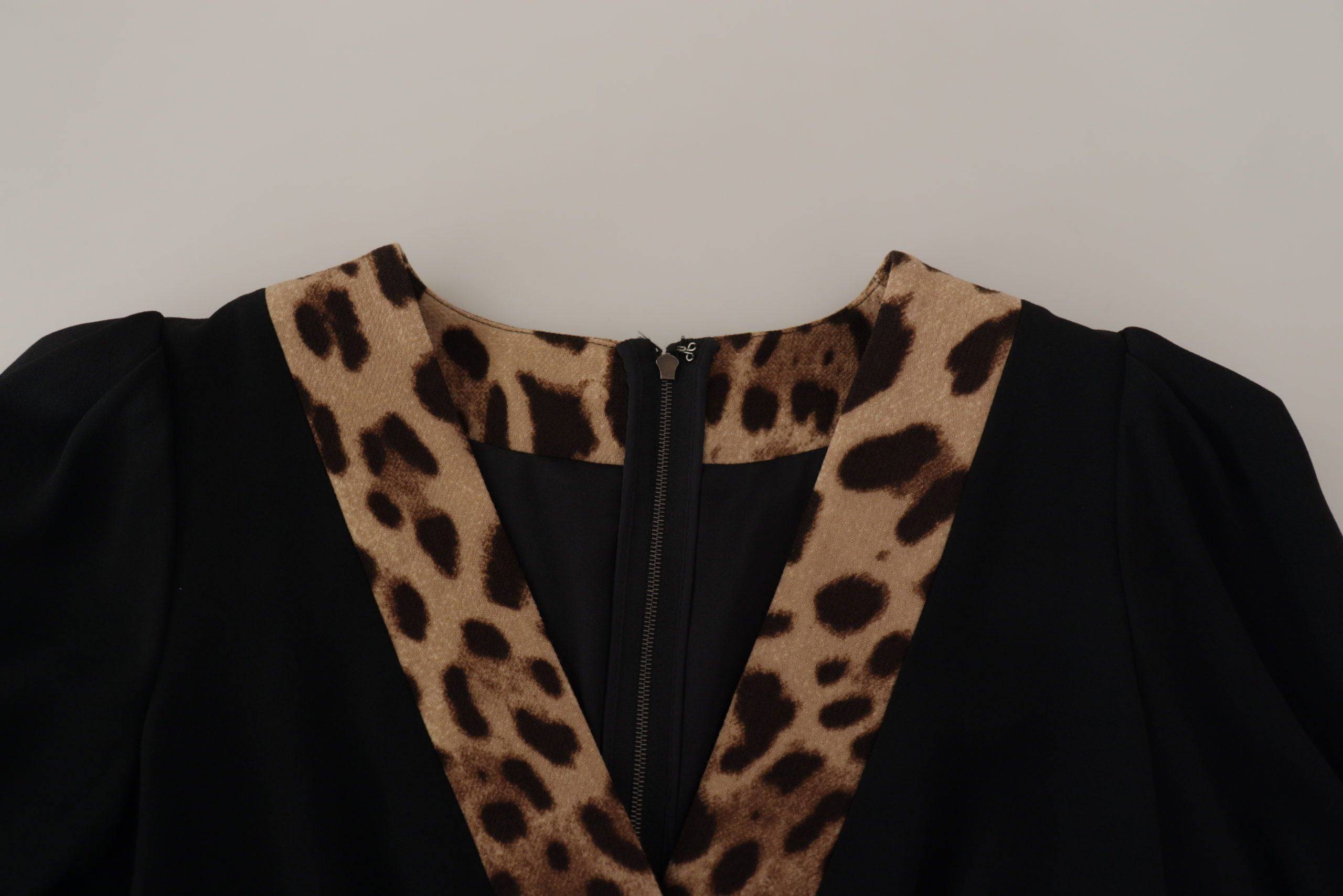 Robe droite noire à imprimé léopard Dolce & Gabbana, longueur genou, style élégant et sophistiqué, en tissu fluide.