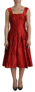 Robe en satin rouge à plis en forme de A de Dolce & Gabbana, élégante et fluide, avec un design sophistiqué.