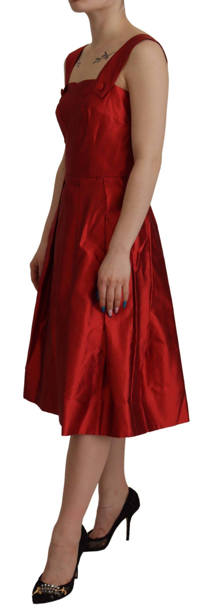 Robe rouge en satin et soie de style évasé à plis Dolce & Gabbana, vue de face.